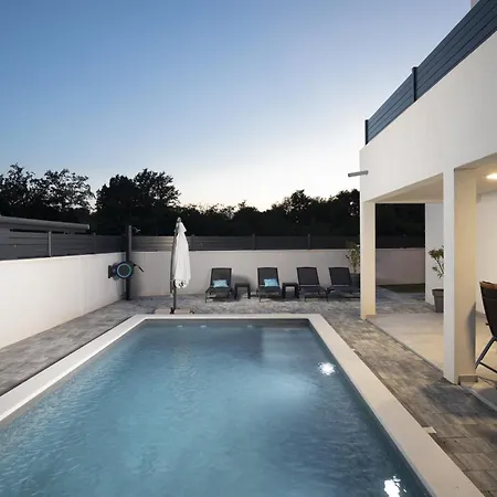4-bedroom With Pool Near *