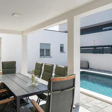 4-bedroom With Pool Near Villa *