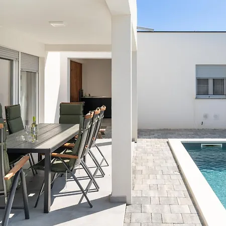 4-bedroom With Pool Near