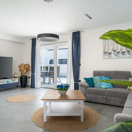 Villa 4-bedroom With Pool Near