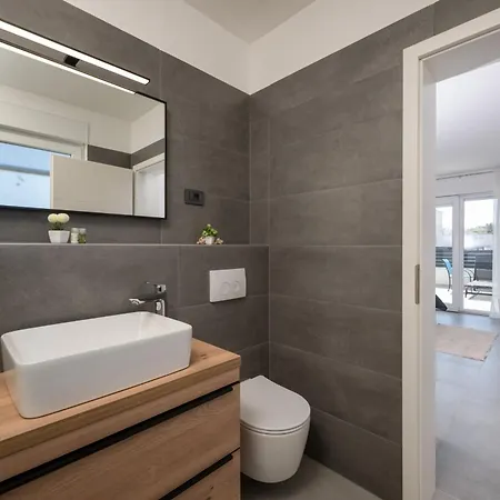 4-bedroom With Pool Near *