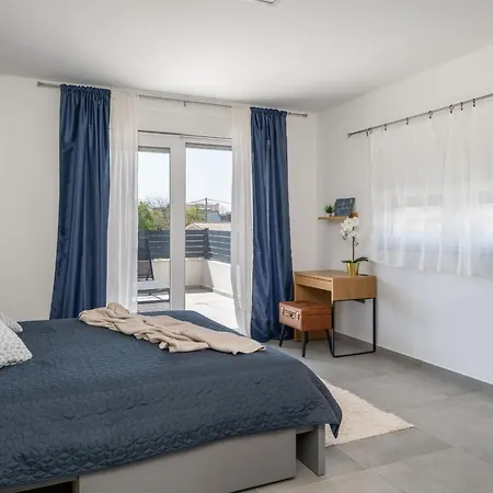 4-bedroom With Pool Near Villa *