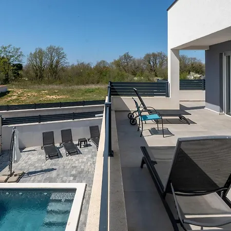 4-bedroom With Pool Near Vodnjan