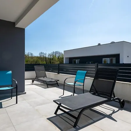 Villa 4-bedroom With Pool Near