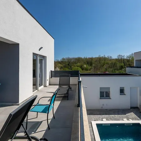 Villa 4-bedroom With Pool Near