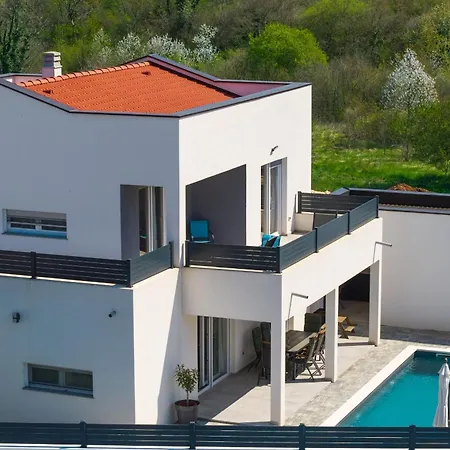 4-bedroom With Pool Near