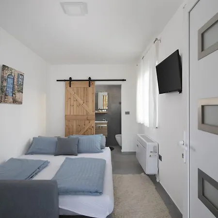 4-bedroom With Pool Near Villa
