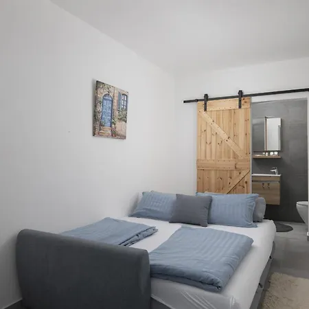 4-bedroom With Pool Near *