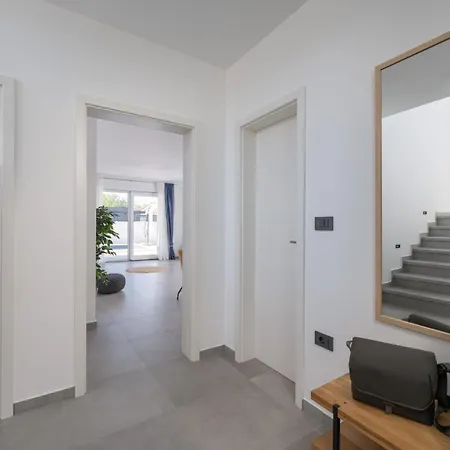 4-bedroom With Pool Near Villa Vodnjan