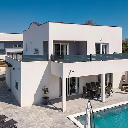 Villa 4-bedroom With Pool Near