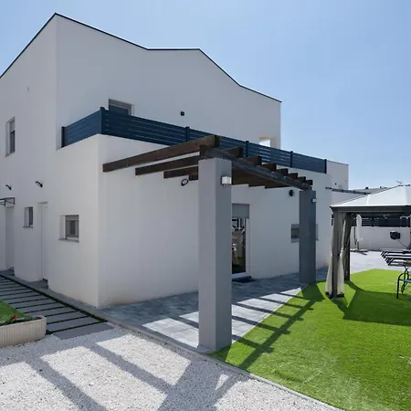 4-bedroom With Pool Near