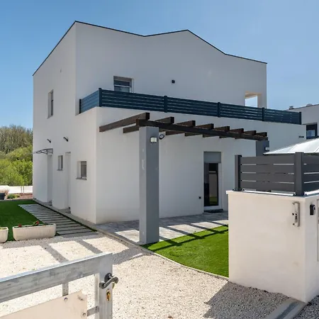 4-bedroom With Pool Near *