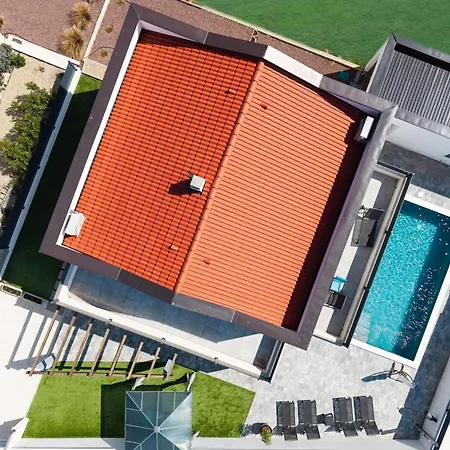 4-bedroom With Pool Near Villa *